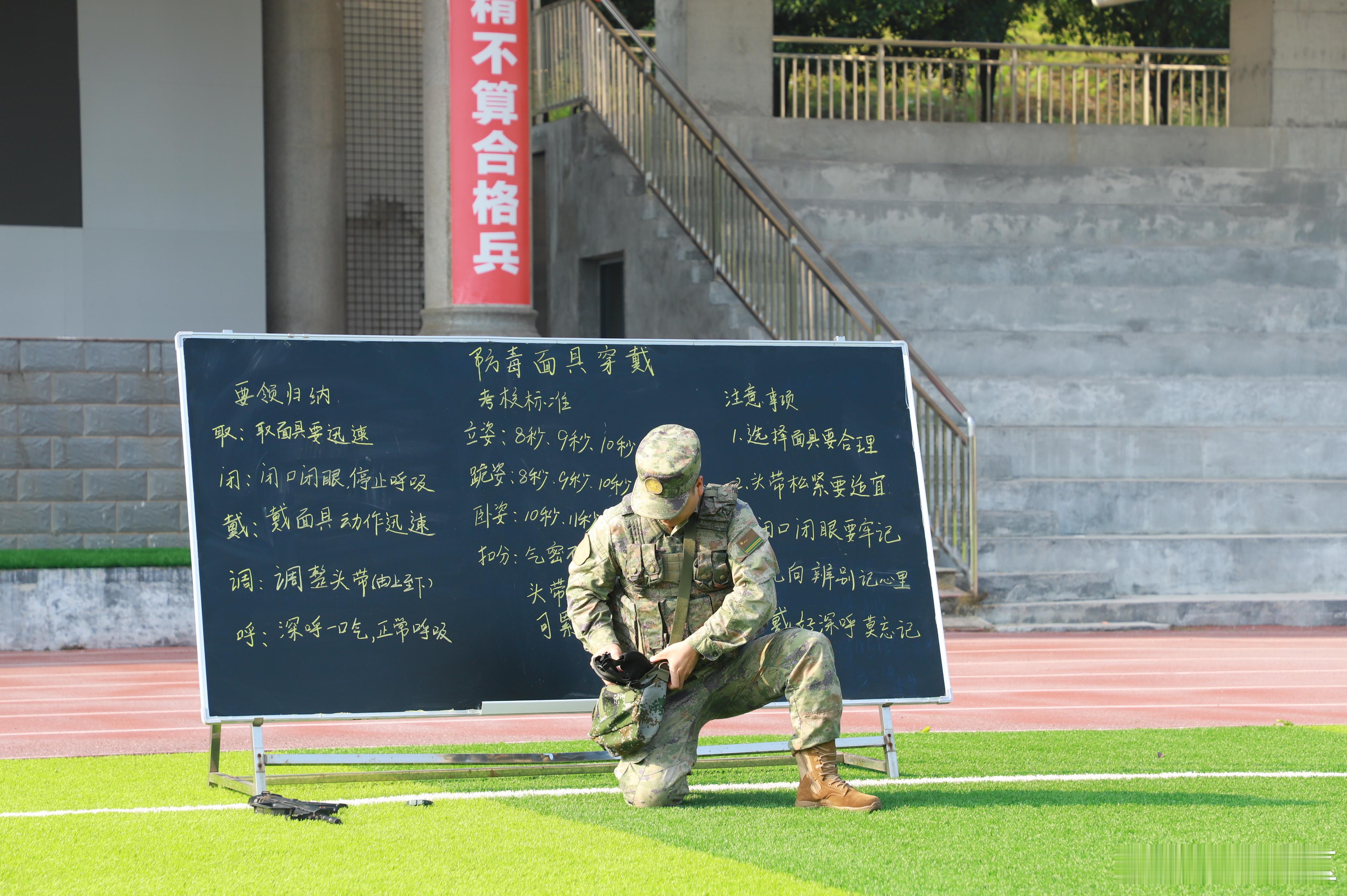 【淬火“孔雀蓝”，奔赴新战位】近日，桂林联勤保障中心某训练基地组织2026年新招录文职人员岗前培训。又一批“孔雀蓝”怀揣强军梦想走进军营，在加钢淬火中迈出军旅生涯第一步。通过此次集训，“孔雀蓝”们将进一步通过政治教育铸魂、军事训练砺刃、作风养成塑形，实现从地方青年到合格文职人员的转变 ​