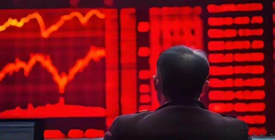 今天大盘放量上涨，上证指数冲上3940.85点，成交额14749亿，比昨天放量1519亿，不少人已经开始憧憬大行情开启。但盘面有个很矛盾的现象，盘中时不时涌出压盘资金，依旧挡不住多头进攻。
​​盘面分析，科技股扛起大旗，元件板块大涨5.12%，半导体涨4.30%，存储芯片冲高3.80%，通信设备同步大涨3%。另一 ​