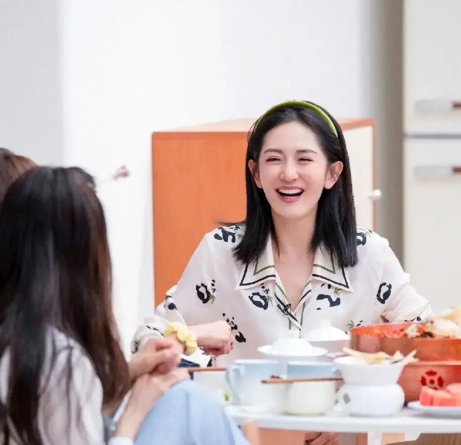 习惯了在台上咋咋呼呼逗人笑的谢娜，9月2日突然在一首新歌里安静了下来

这条冲上热搜的动态里，她自己尝试了词曲创作，把这个夏天的心里话全倒了出来

以前看节目，总觉得她是个不需要休息的情绪永动机，永远在帮别人热场子

谁能想到，这半年她跑去主持衍生访谈，跟一帮经历过大风大浪的姐姐们围坐在饭桌前，倒把