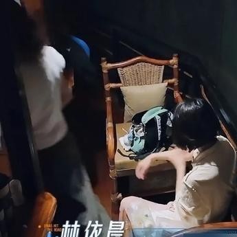 跟老公分居两地还能过得美滋滋，全网估计也就林依晨能这么云淡风轻地讲出来。
很多人总觉得夫妻聚少离多就是感情亮红灯，可到了她这儿，距离感反而成了最舒服的相处模式。
戏里她敢拉着言承旭去撕开成年人无性婚姻的遮羞布，戏外聊起生活更是清醒得可怕。
之前在旅行节目里，箱子半路裂开，她一个电话过去对方麻利