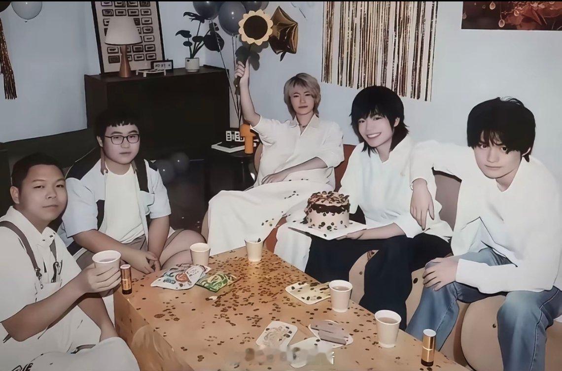 我不求你们能拿多少冠军，我只希望明年大家还是整整齐齐的开开心心的

#2026kpl夏季赛季后赛##长生说打完今年不想打了# ​