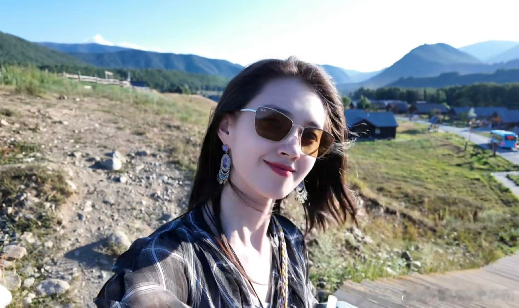 #郭宇欣[超话]# 幸福! 希望你就像你说的要像那里的蓝天白云溪流青山绿草一样没有烦恼 轻松自在 一直明媚 一直幸福 越来越好!  ![团圆时刻][团圆时刻]​
