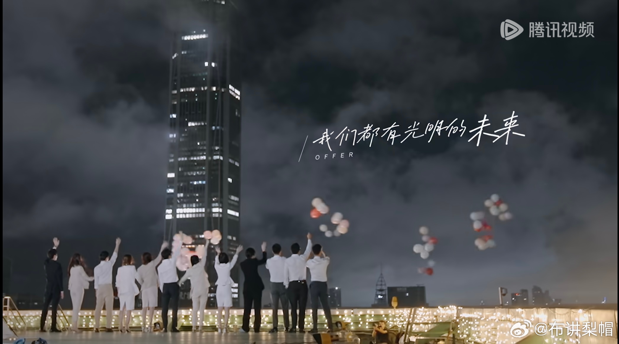 昨天早上下定决心去拔了智齿，然后脸肿成了面包小狗[苦涩]  拔完智齿和朋友去看了龙餐馆，哭得快不行了。刚刚追完了这一季爸爸当家又开始哭，这一季不管谁都是夯爆了的程度，以后再也没有节目能哄着我周一上班了[苦涩]
最近情绪波动有点大，任何离开和不在意都是失望积累到一定程度的爆发，现在几乎是 ​