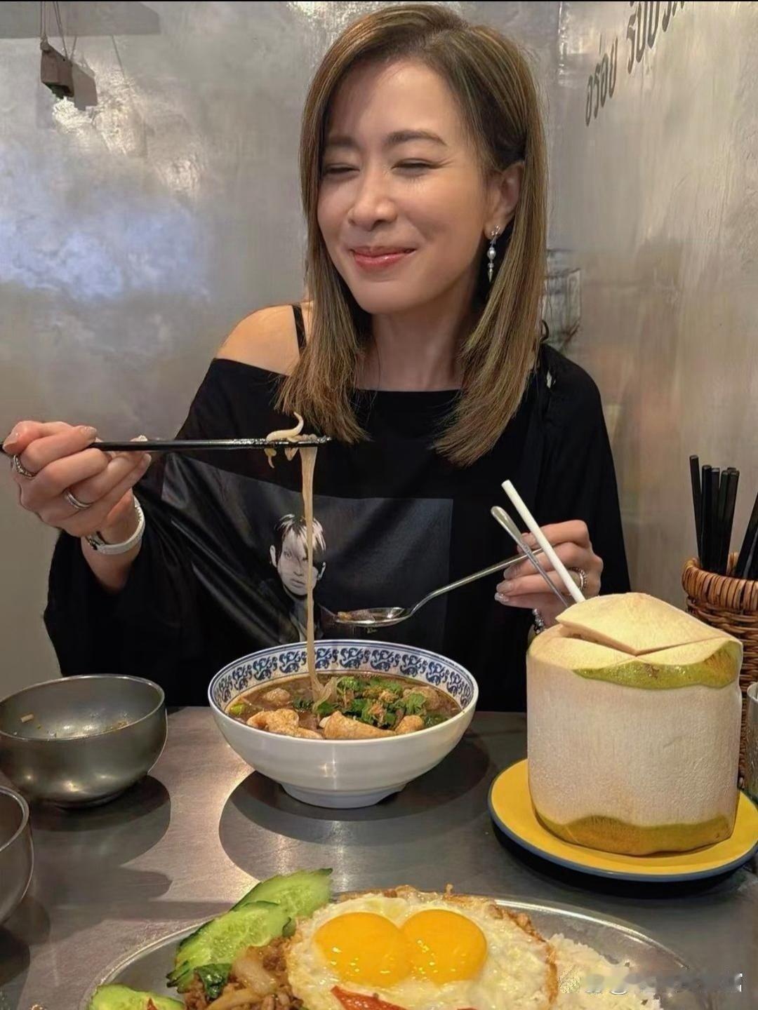 佘诗曼晒了三张收工吃饭的照。吃的是她惦记好久的船面。她自己说，满足到连鸡蛋都像在笑。照片里的她又美又知性。谁懂啊，完全看不出已经51岁。 ​