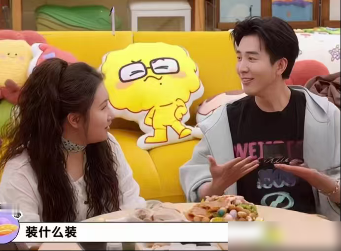 李川上《毛雪汪》，锤娜丽莎也在，聊到毛不易选秀那会儿的事，他直接自曝了。
说当年《之子》他录过打call视频，给毛不易加油。但死活没敢在微博上互动，为啥？偶像包袱，怕掉价，怕被人说蹭。
现在转型搞喜剧，彻底想通了。原话是：不再内耗自己，纯纯外耗别人。
在场几个人全笑疯，毛不易愣是没接住。
人