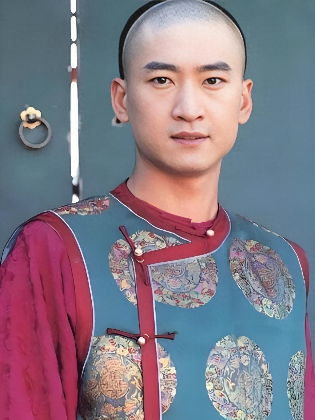 尔康的扮演者周杰独自生活无子女，双亲已过世，每天只吃一顿饭，表示自己已无家可归 ​