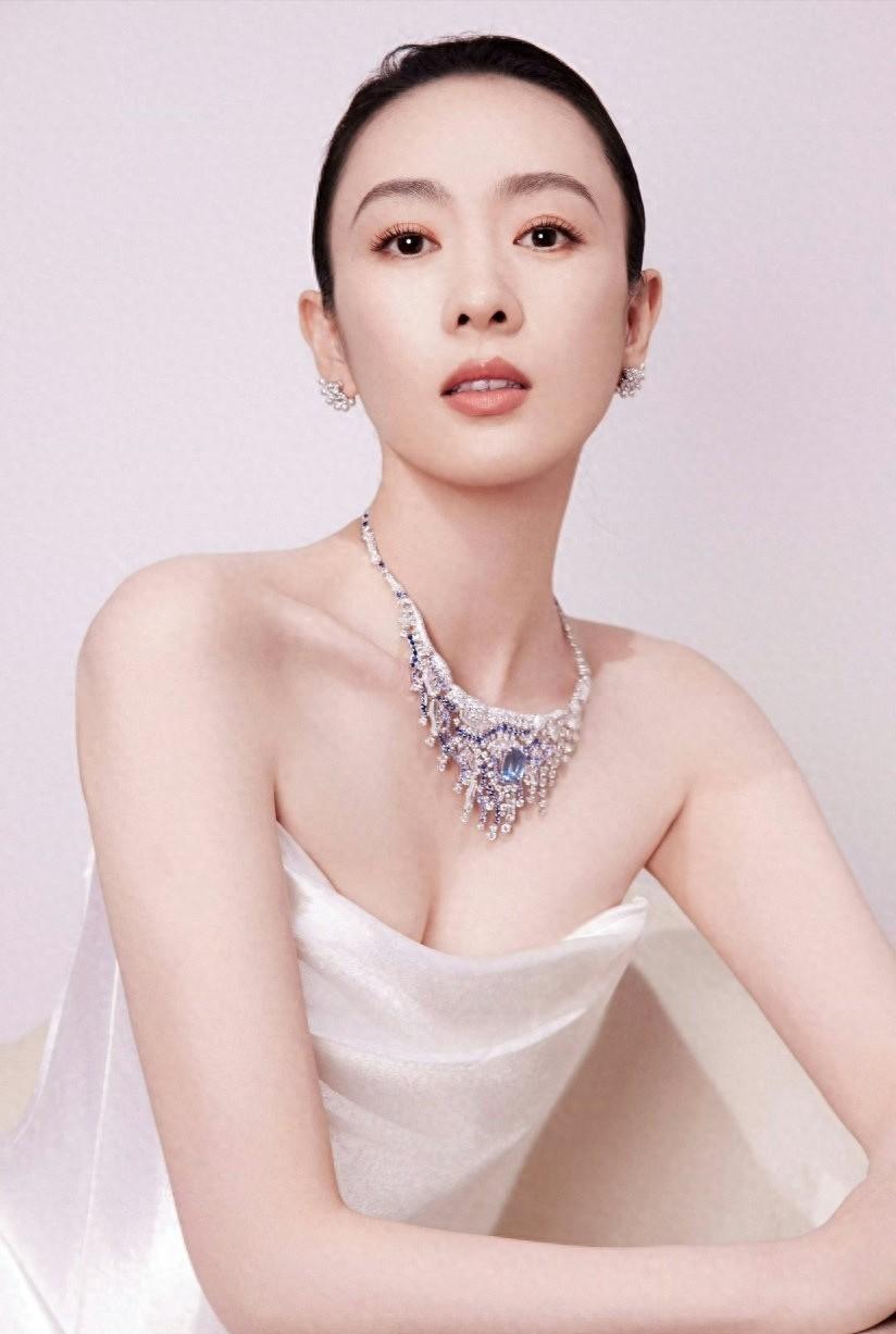 很多人只看到现在的童瑶，拿白玉兰、当评委、演技封神、人生开挂。
 
但很少有人知道，她十八岁那年，经历了一场足以毁掉一辈子的地狱暴击。
 
2003年，中戏校园里，18岁的童瑶，刚刚大一，清纯、上进、前途大好。
 
因为出演《林海雪原》，早早有了代表作。
 
可就因为外出拍戏需要系主任审批，校园里凭