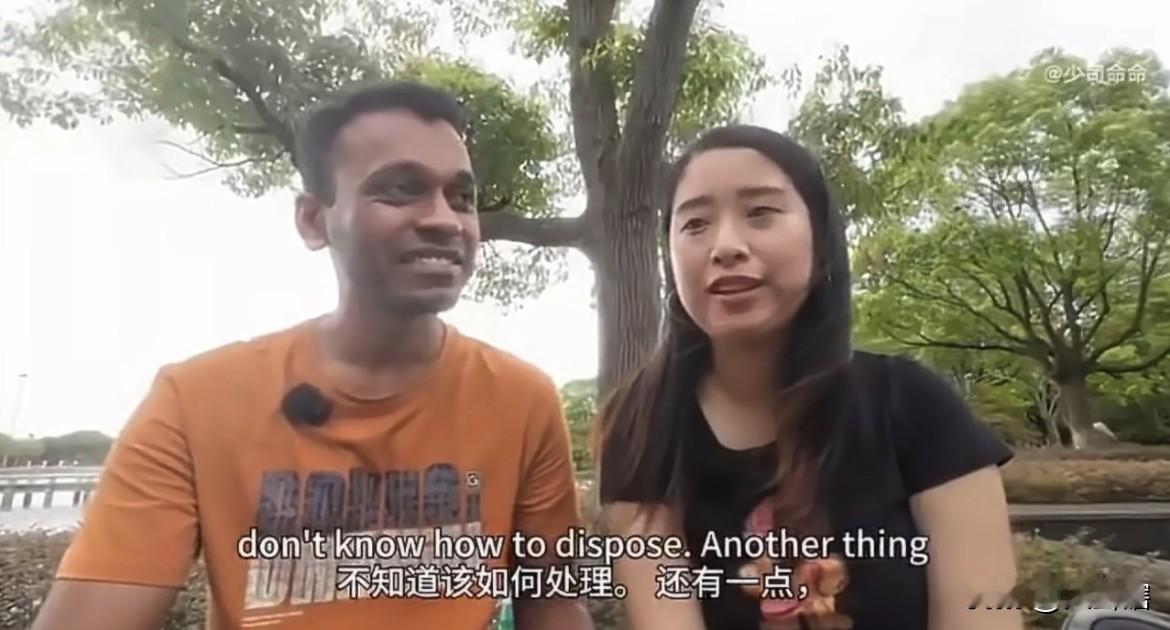 【中印夫妻称在印度处理垃圾太烦人，恨不得带回国内进行处理】
一对中印夫妻在社交媒体上发布视频，他们表示在印度处理垃圾是一件让人头疼的事，真是不知道如何去处理，有时候甚至萌生要把垃圾装进行李箱带回中国去处理。

这对夫妻还表示，印度没有完善的垃圾处理系统，大部分印度家庭处理垃圾的方法就是在院子里烧掉，