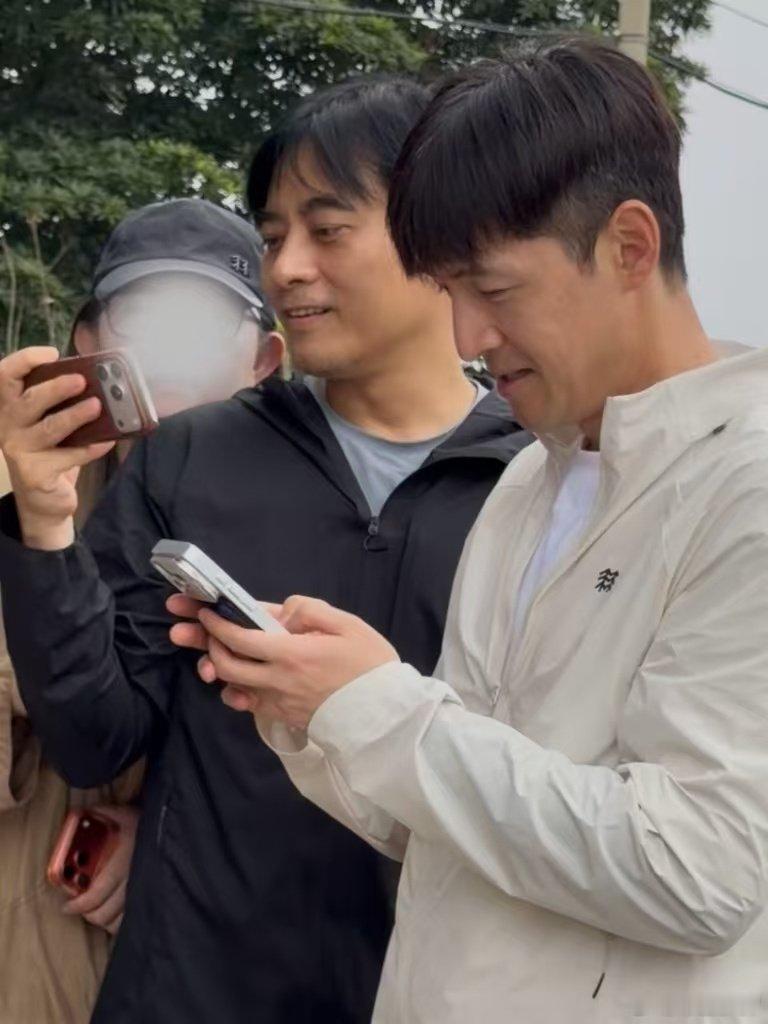 #胡歌陈龙抱着必出神图的决心# 偶遇大蛾第一反应不是躲开，是直接掏手机咔咔拍，这俩哥的心态也太有意思了。 ​