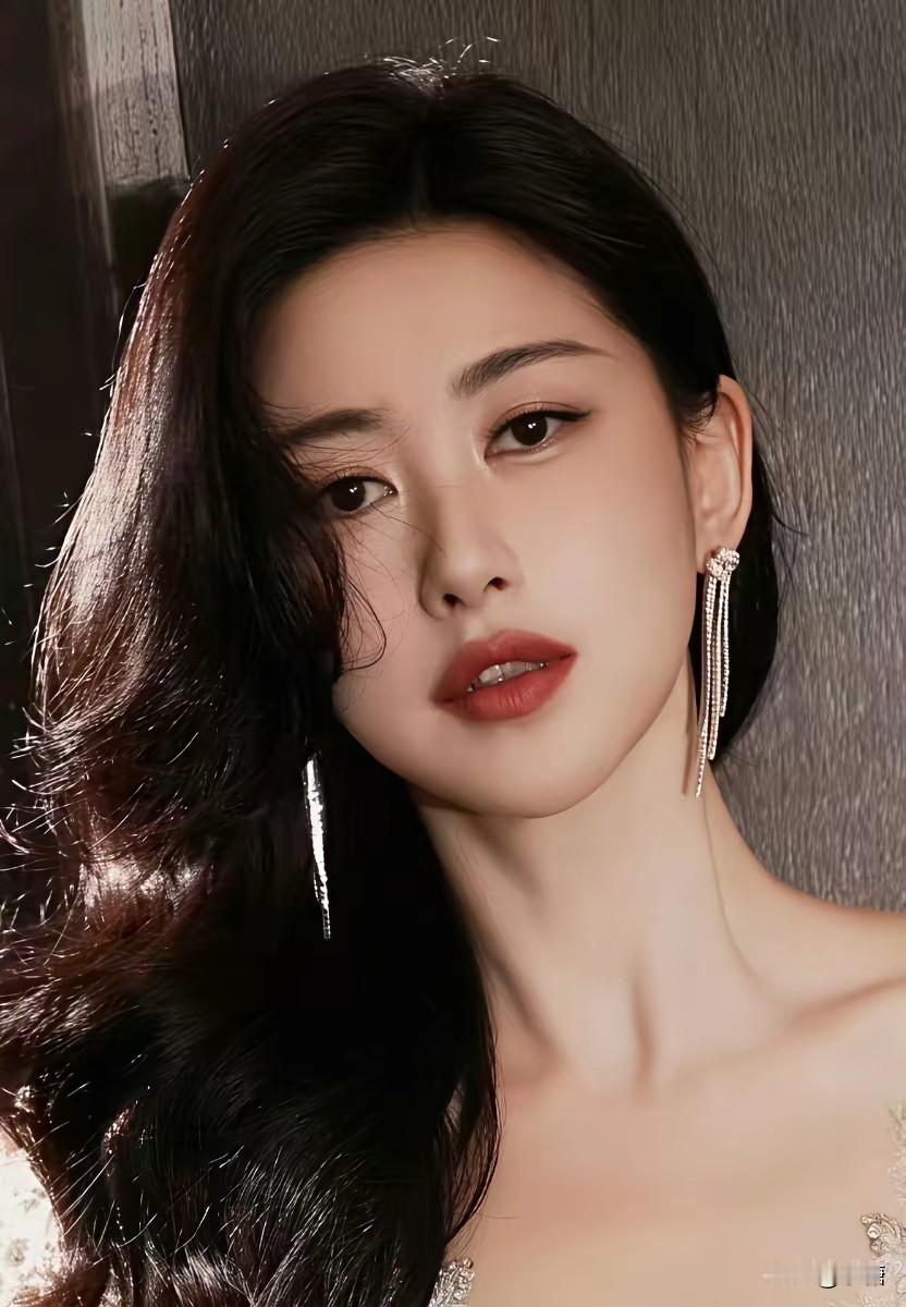  十年百美榜单，朱珠厚积薄发
朱珠 演员 大器晚成

自带风情的朱珠，连续十年入选全球百大最美面孔，典型大器晚成，直到40岁才迎来第一个爆火女主。不少人疑惑，家世出众的她早年为什么一直没大火？
 
她气质独特，但早年内娱偏爱白幼瘦审美，她这种成熟氛围感长相并不占优势。朱珠不愿拿家世炒作博眼球，