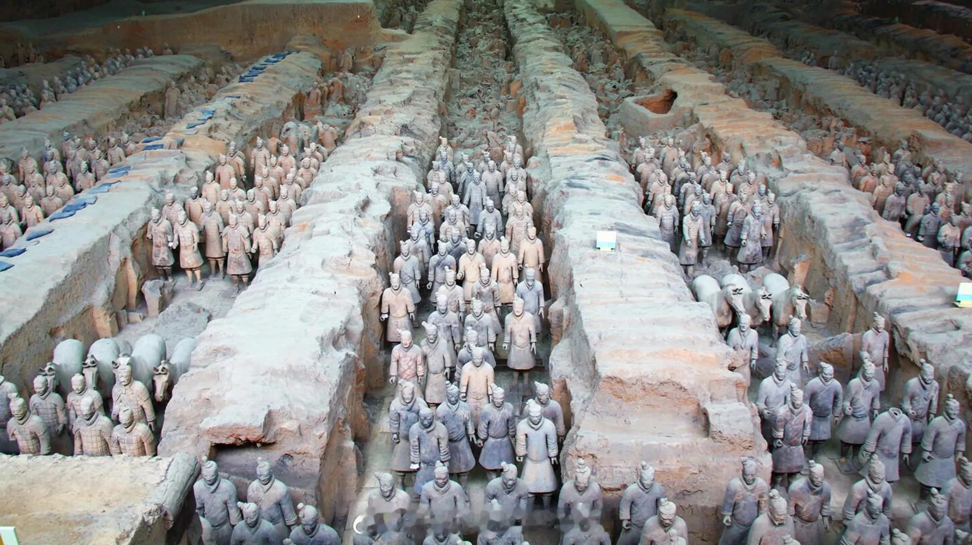 【#秦始皇陵为什么不挖#】兵马俑只是“陪葬坑”，真正的地宫从未被打开。三个原因，最后一个才是关键。

#秦始皇陵里面到底有什么# 秦始皇陵是世界上规模最大的帝王陵墓之一。整个陵墓区域总占地面积达56.25平方公里，相当于近80个紫禁城的面积。陵园呈长方形，陵冢高43米，底边周长1700余米。 ​