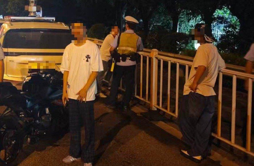 国庆假期里，全市交管部门加强了查处力度，通过固定点位和流动巡查配合的方式，对酒驾醉驾、“飙车炸街”、非法改装等交通违法行为进行严厉打击。也提醒各位交通参与者，出门请遵守法规。 ​