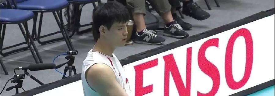 中国男排三局横扫菲律宾却暴露致命软肋，王滨膝盖伤退四号位直接哑火，明天死磕韩国再输就要看别人脸色
25比21、25比20、25比22，三局直落，比分看着干净利落。可翻开技术统计那张表，进攻得分31比42，中国队整整输了11分。对面菲律宾世界排名第113位，却在网口把中国队攻手逼得满地找牙。
中国队赢