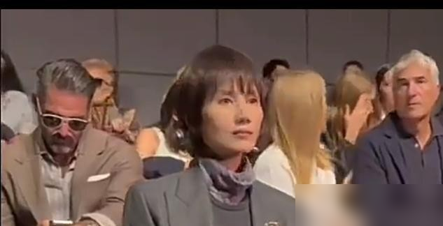 47岁袁泉生图曝光，全网都在心疼她瘦脱相了，但你看她坐那儿的架势，输了吗？
米兰阿玛尼大秀，外媒镜头直接怼脸，无滤镜。灰色西装，短发，脸颊凹进去了，皱纹一条没跑。旁边56岁莫文蔚被夸松弛惊艳，高叶坦然露发际线，唯独袁泉被说憔悴。
可秀后采访，她聊的却是开场白裙上的蝴蝶，聊品牌的内敛。一句没提自己