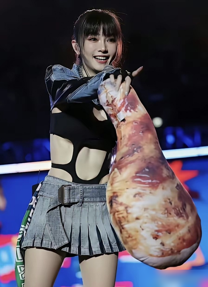 媒体夸她拒绝医美，51岁的谢金燕直接下场拆台：姐没拒绝医美喔，美丽是需要帮助的。
这话太狠了，一点面子不给留。媒体想立天然冻龄人设，她偏不接，愣是把医美摆到台面上说。
更狠的是她的日常。勤运动，每餐七分饱，连吃麻辣锅都严格控量。在家穿长裤，不是保守，是为了防撞、保护美腿。
别人藏着掖着，她全交
