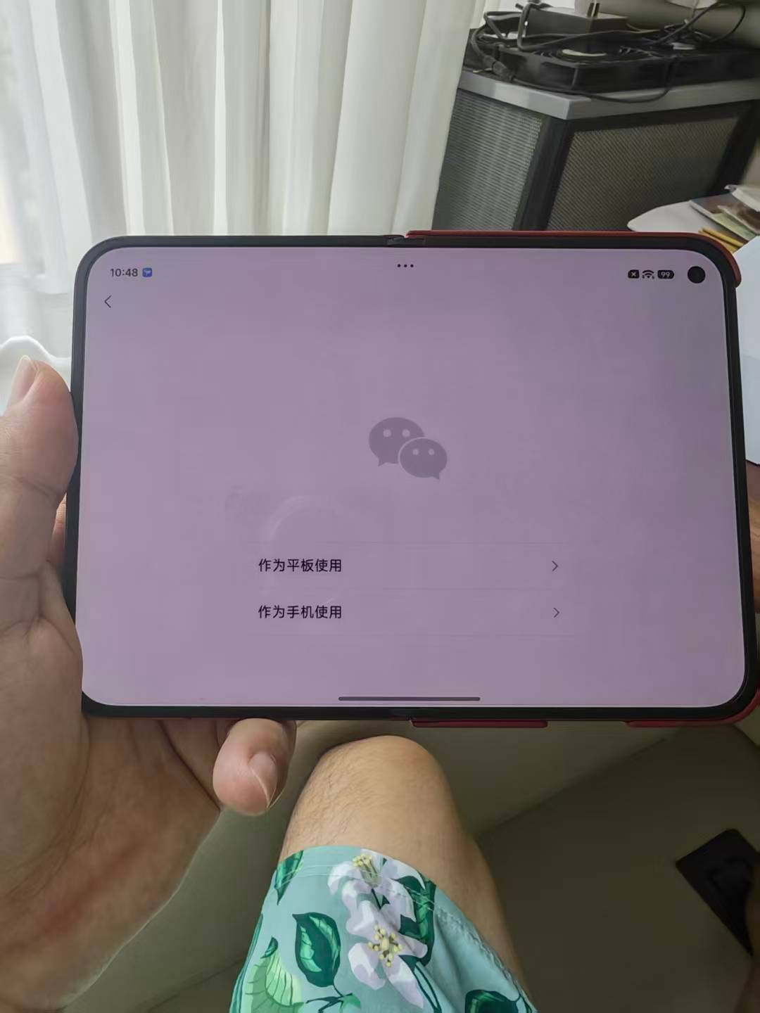 iPhone Duo 上手解禁第二天，一大早，影视飓风一家就承包了苹果 4 个热搜，还全是负面的：反掰闪屏、微信平板登不了、录视频烫手....

一个博主的产品评测能同时引爆 4 个负面话题，这已经不是 "人红是非多" 能解释的了 —— 苹果这波首秀，是真的离谱。

展开 7.6 英寸内屏，微信依然被识别成 "手机端 ​