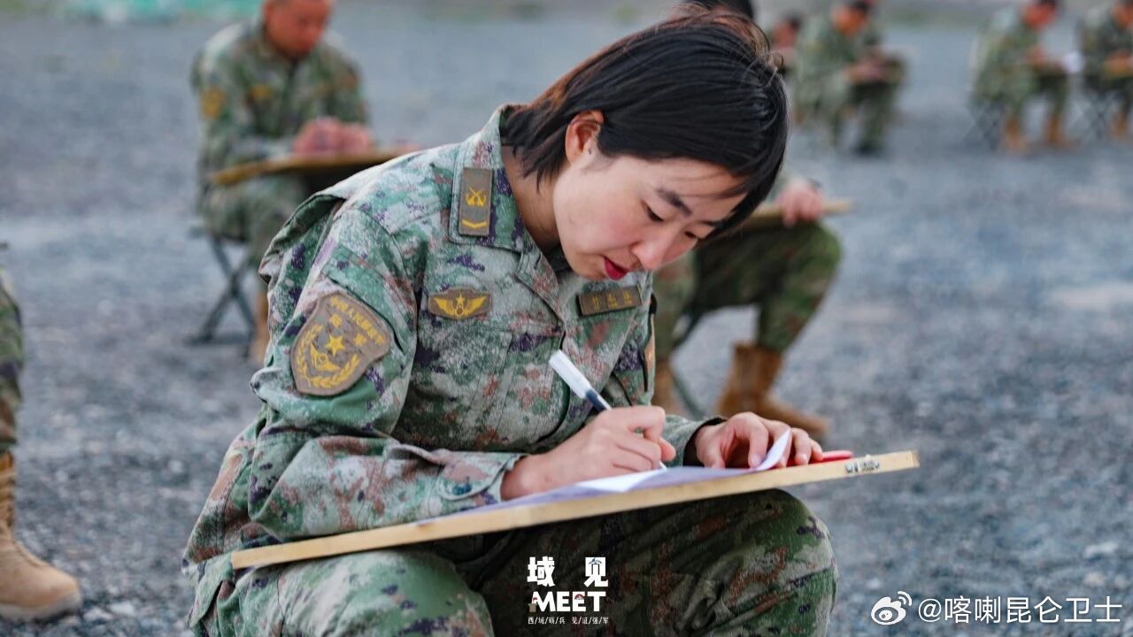 【域见 | 大漠戈壁，为战选才！】近日，新疆军区某部将秋季军士选晋考场搬到驻训一线，从军事体能、专业技能与战术素养多个维度全方位展开综合考评，为部队战斗力建设筑牢人才根基。（刘涛、韩正、阮旭、宋维勇）#军士选晋考核# ​
