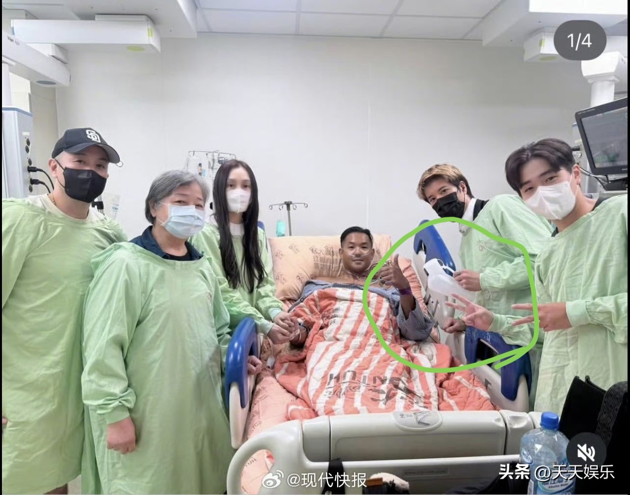 歌手王力宏因一张病房照登上热搜！！他的手中赫然拿着的尿壶！！丝毫没有明星架子！
9月15日，陈建州突发心肌梗塞，紧急手术后，妻子范玮琪与好友王力宏，唐志忠第一时间赶到医院探望。
陈建州随后晒出的病房合照中，王力宏手里正巧拿着尿壶被网友迅速捕捉，并登顶热搜。
这一极具生活气息的细节，
不勉让人感叹！“