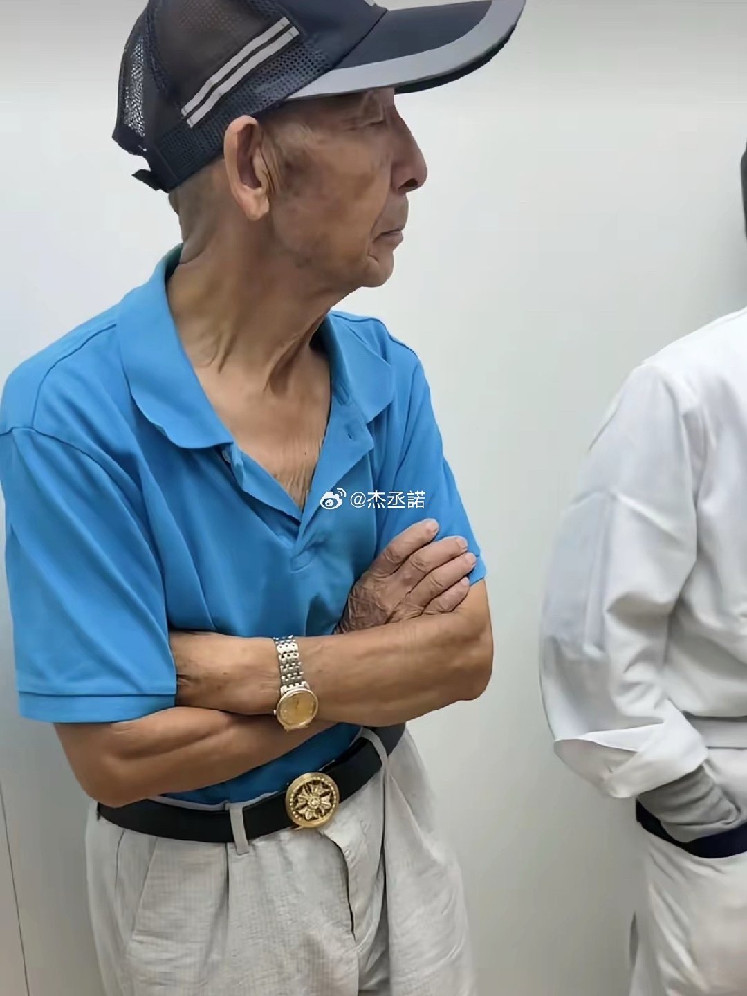 网友在电梯里偶遇刘强东父亲，看着低调普通、实则一身行头好几万，据说全是儿媳章泽天一手包办的，真舍得花 ​
