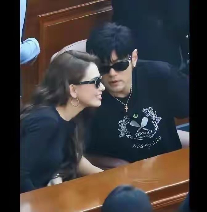 刚唱完青岛直奔上海！周杰伦昆凌看网球咬耳朵，与许昕夫妇同框 ​