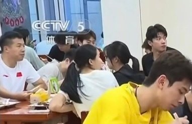 才发现央视发的这段视频，在体育总局备战吃饭的时候，宁波line是坐在一起吃饭的[吃惊]顺哥哥对面坐的王昶，左边回头的女生是陈妤颉 ​