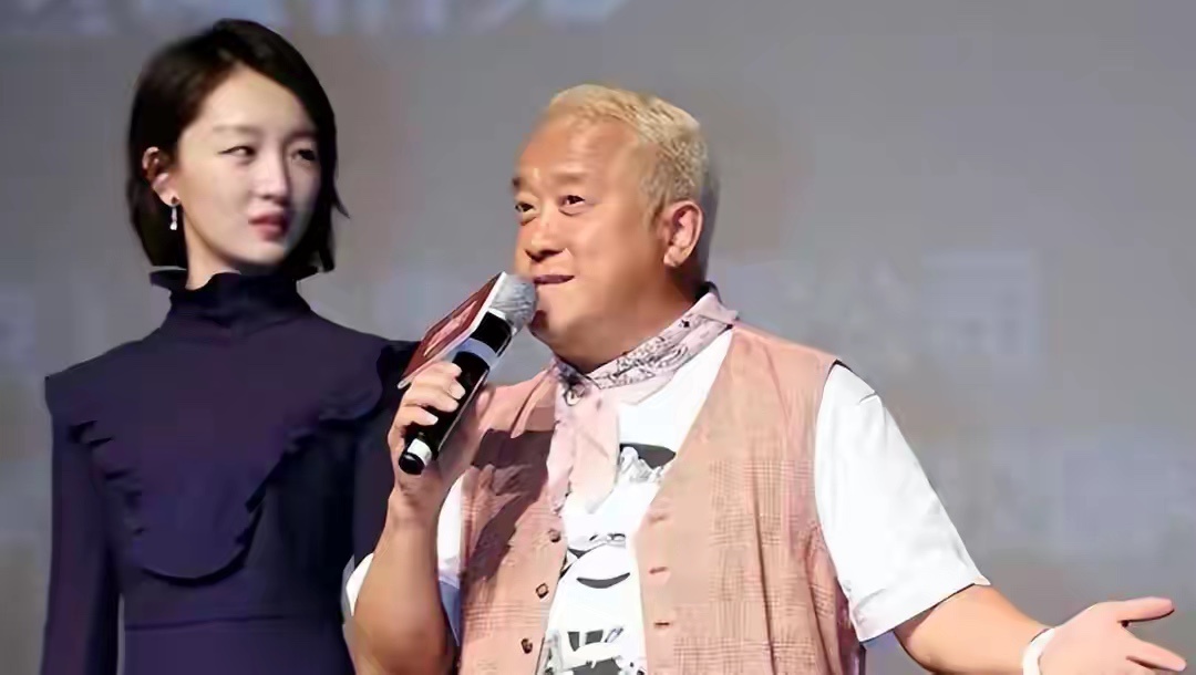 曾志伟：我以前睡过她！扒开“京圈交际花“，周冬雨的流言蜚语
一句“我以前睡过她”，一张被放大到只剩手腕的截图，周冬雨被钉成“京圈交际花”，整整十年。
最讽刺的是，等到2025年法院正式敲下判决，这句没影没踪的酒桌闲话，被司法实打实认定为造谣，造谣的那位只赔一万块，公开道歉还拖着不发。
 ​