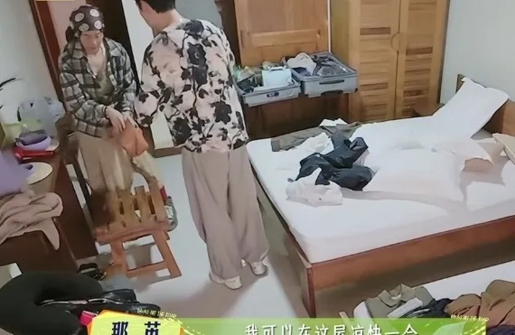 那英热的受不了不能开空调，陈数在一旁一声不吭，那英：“张晚意。”张晚意：“在呢。”那英：“吹风机，你把它塞进去，我可以在这屋凉快一会。”
陈数关空调这个举动，肯定也不是故意的，她是身体不舒服，不能吹空调，所以那英也是知道的，不然她肯定会把插头给插上的。
那英也很体谅陈数，她直接去找弟弟张晚意去了，去