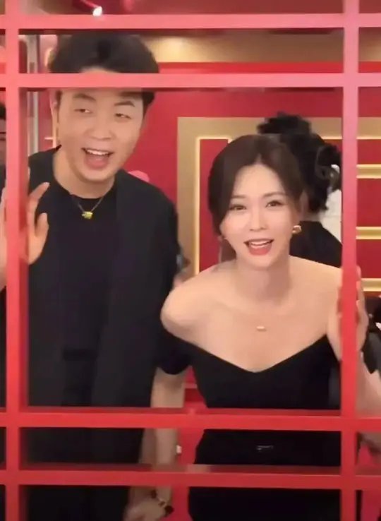 倒追九年、领证不办婚礼、结婚不要孩子：沈梦辰杜海涛在博弈什么

杜海涛和沈梦辰这对夫妻相信大家都认识，这对有的时候很难理解，最开始知道他俩谈恋爱，还是女追男的时候，说实话很诧异，后来翻到沈梦辰的早期照片才恍然大悟。 ​