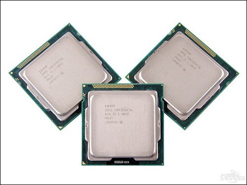 AMD发布双V-Cache版Ryzen 9950X3D2处理器

桌面处理器的竞争，过去总绕着“核心更多、频率更高”打转。可到了今天，核心跑得再快，数据跟不上也得干等。AMD这次给出的办法很直接：既然一组3D V-Cache能让数据少跑腿，那就给两组计算芯粒都安排上。于是，Ryzen 9 9950X