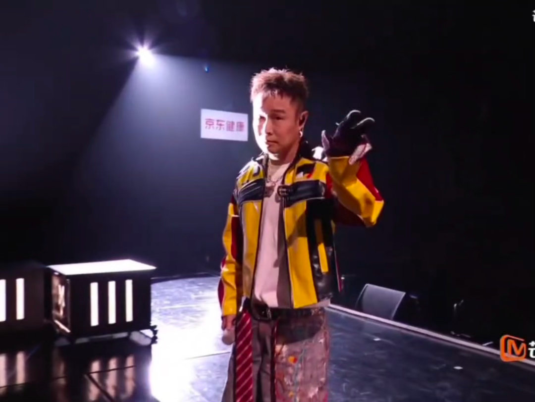 #小沈阳爱的主打歌还是爱扭秧歌##小沈阳这周是铠甲勇士#本周铠甲勇士小沈阳上线，爱的主打歌跳出别样氛围，充满秧歌感的舞蹈，披荆斩棘直播完整呈现。 ​