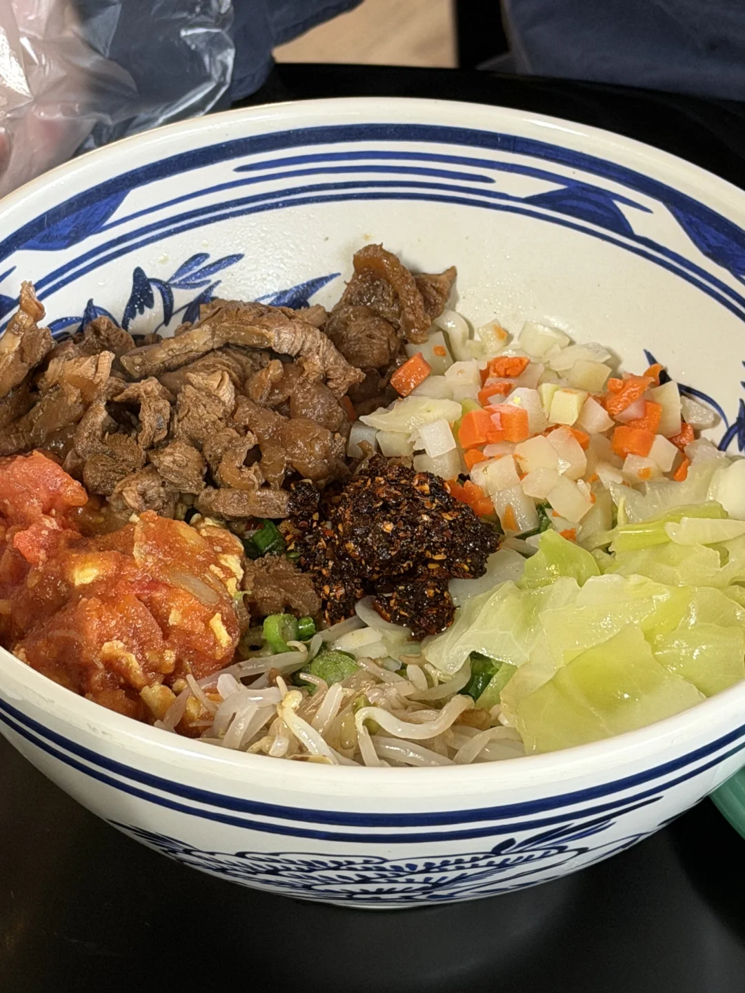 在PA村里三天吃了两次的油泼面和肉夹馍