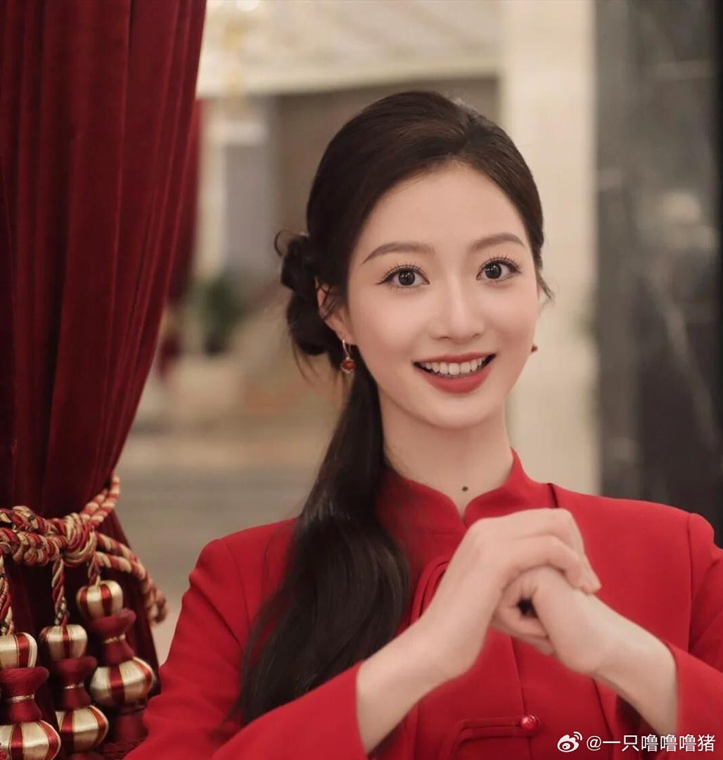 冯琳在澳洲发完那张蓝花楹影子照，评论区问是不是恋爱了，她回了一句「不用猜，我男友」。 后来网友顺着照片认出对方是朱光晔，国庆后在墨尔本被偶遇，10月又在上海大师赛看台同框，这事基本就摆到台面上了。 ​
