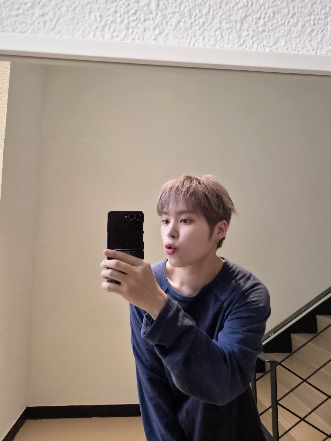 模仿GYEHYEON哥🤫

#verivery[超话]# #VERIVERY# #VRVR#
#YEONHO#
#VERIVERY一日小编# ​