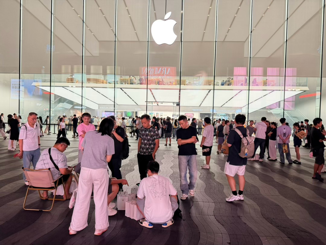 路过Apple西湖，已晚上9点半，还有半小时就关门了，但是店里外的客流量都令人惊讶，就如我去年在深圳看到的情景一样，黄牛们就蹲在店门口大大方方做生意。iPhone Duo还没上桌，只有18 Pro，但是店里依旧人满为患，我甚至看到有人对去年发布的iPhone Air的轻薄惊叹不已。这也体现出了实体旗舰店相比发布 ​