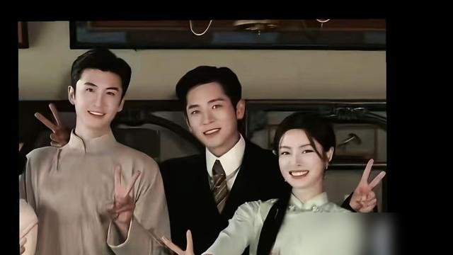 虞昶轩这个人，从一亮相就带着股子必死的味儿。
丞磊演得越克制，观众心里越堵得慌。他跟叶平君那场赌约，表面是十日破案，实际是拿命在换她多看一眼。张云龙演的虞明轩一出来，对比更扎心，一个在明处扛枪，一个在暗处吞血。
现在剧播到中段，弹幕全在喊“别虐了”。可乱世里的双向奔赴，哪有不沾血的。湖南卫视这次