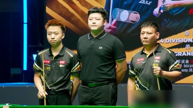 3个月没碰球杆，来了句“捅两下试试”，结果把斯诺克职业选手打了个10比2。
郑宇伯这趟长沙，本来是溜达的。半决赛先干掉蓝裕豪，决赛碰江俊，直接横扫。30万奖金到手，跟玩儿似的。
打中八的，把打斯诺克的按在地上摩擦。不是对手弱，是这人的台球脑子，跨了赛道照样转。
奥沙利文都出来说话了，说他不光中