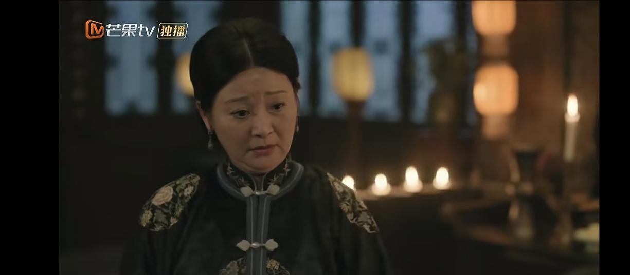 又是穷苦女学生碰上跋扈贵公子，10月12号上线的民国剧《玉簟秋》，套路老得仿佛让人直接穿回了十年前。
徐若晗演的女主角，还是那副惯常愣神、微张着嘴露出门牙的呆萌模样。看着虽说有些发木，偏偏这种楚楚可怜的脆皮劲儿，倒挺贴合民国苦情小白花的路子，观众也吃这一套。
反倒是演跋扈千金的郭宇欣，人设虽然招