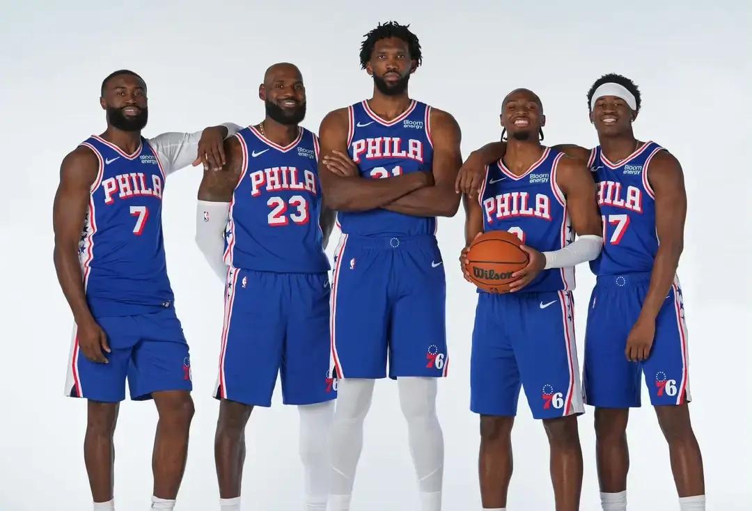 NBA新赛季这三场揭幕战的对阵预测一出，估计不少球迷看完心里都要犯嘀咕。
最让人意外的就是活塞碰凯尔特人这一场。
波士顿那边布朗离队之后，所有的攻坚重担瞬间全压到塔图姆一个人头上，容错率低得吓人。反观活塞这边，坎宁安、杜伦搭档奥萨尔的核心骨架原封没动，防守底子和冲劲都摆在那里。攻防体系更稳定的活