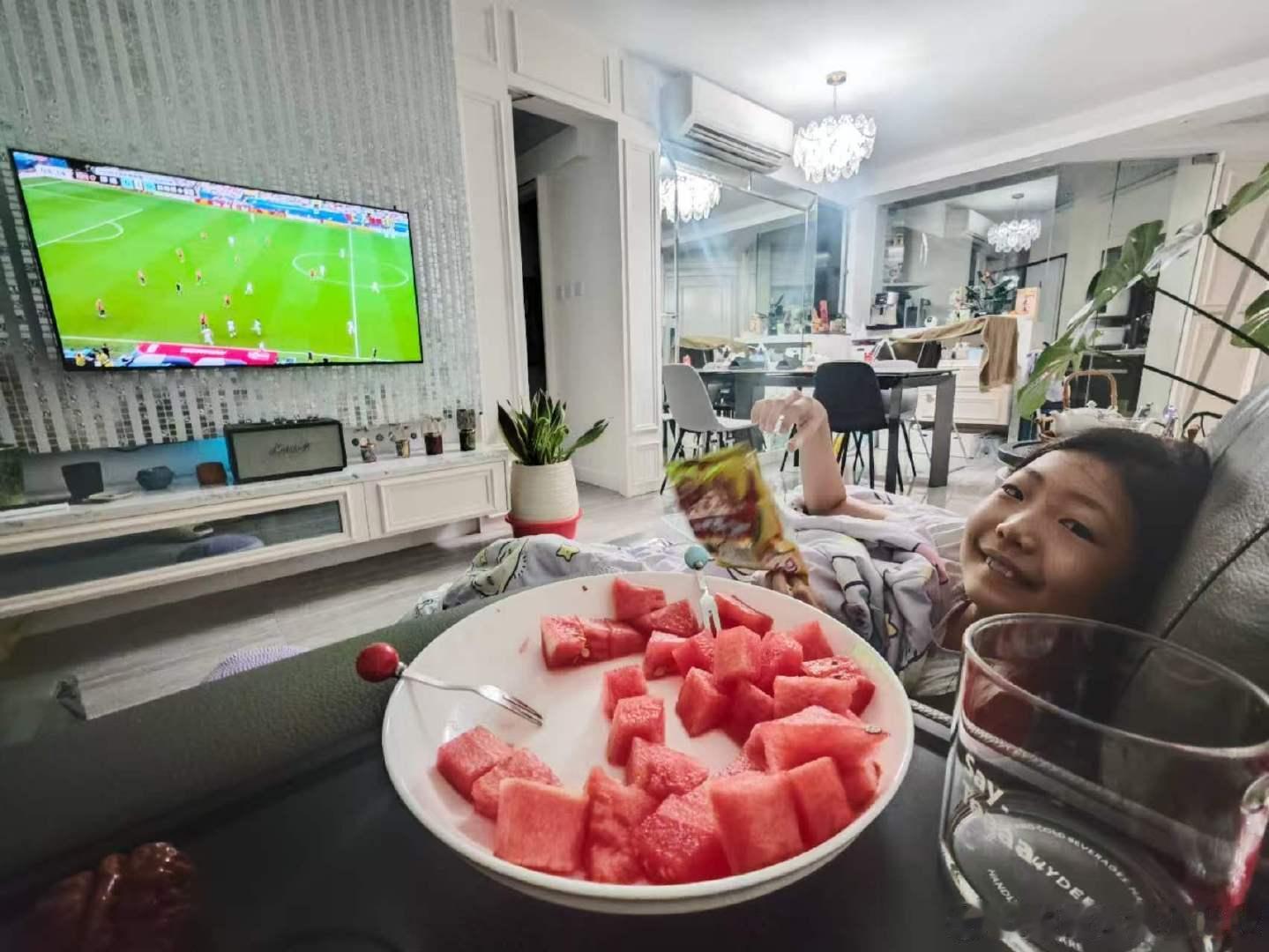 Y9M11D02：咔咔的世界杯初体验，美加墨世界杯，每场比赛都在半夜，自己会上闹钟然后叫爸爸起床，今天是挪威对英格兰，咔咔支持挪威，因为有喜欢的哈兰德。（爸爸） ​