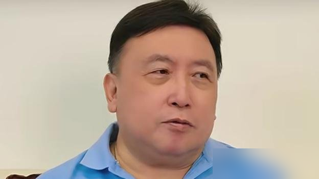 王晶这话一出口，等于把黄日华在电影圈的处境彻底撕开了。
他说黄日华是典型的电视剧演员，没那股星味。郭靖、乔峰多经典啊，可一上大银幕就是撑不起来。王晶拿他跟周润发、刘德华比，票房数据摆那儿，差距一目了然。周润发拍《赌神》俩月，一千万进去四千万出来。刘德华在旁边站着，也是往上窜的劲儿。
说白了，电视