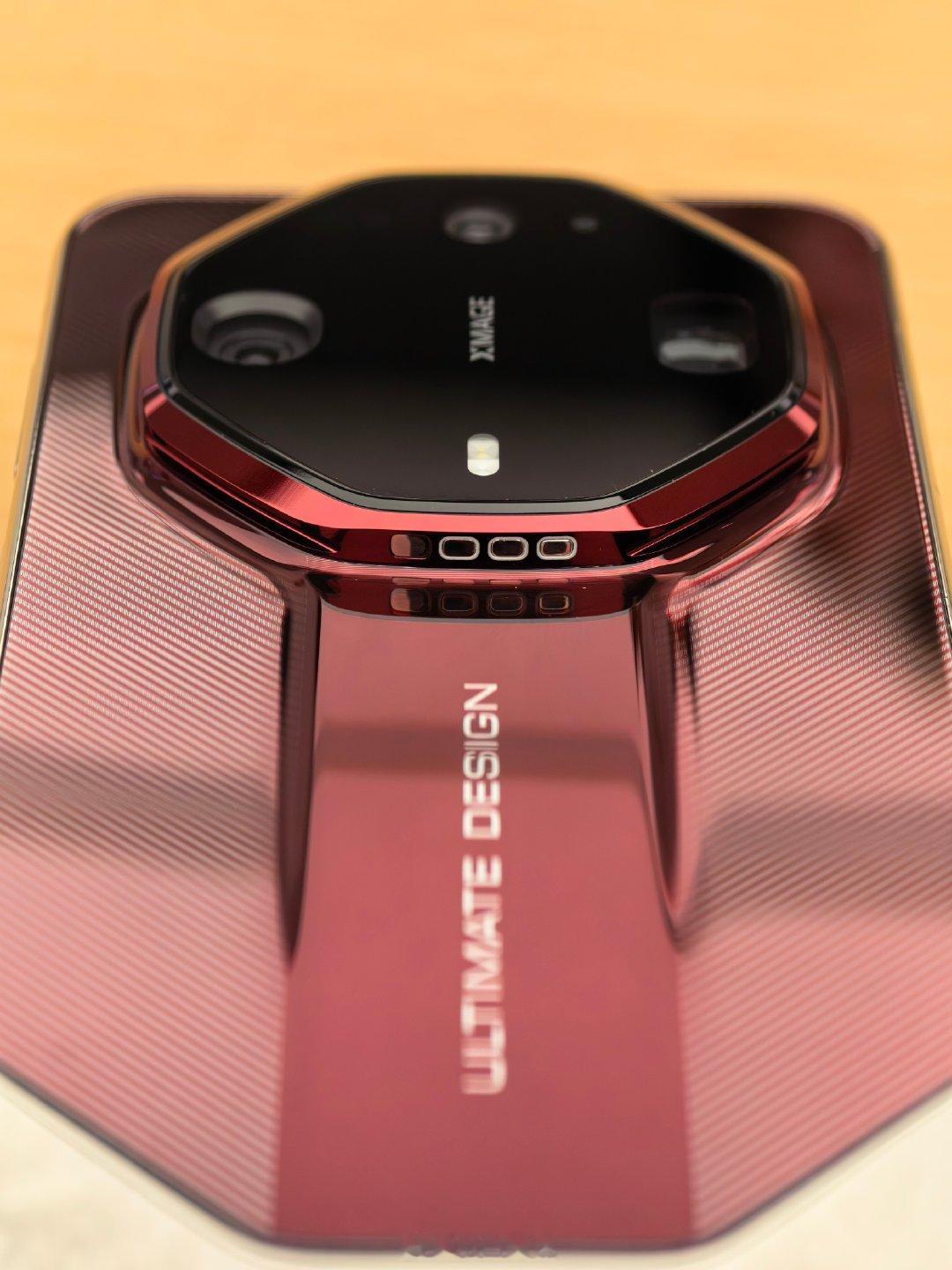 只有华为Mate90 Pro Max典藏版和Mate90 RS后置相机模组才有触点，可以外接镜头[并不简单] ​