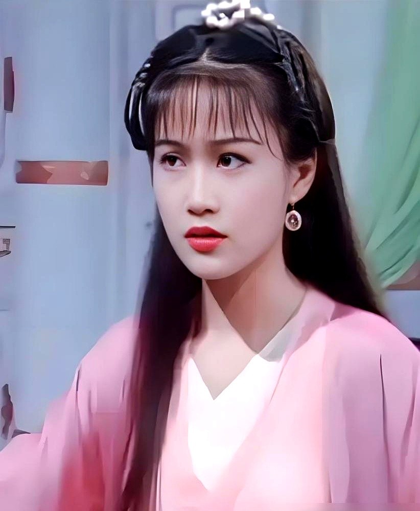 浣碧撞棺那场戏，蓝盈莹是真把自己砸进去了，额头当场见血。

20岁进组，同批的姑娘都怕演坏丫鬟被骂，她根本不怕。老师曾说她长得模糊、不漂亮。高颧骨、方下巴、眼神利，确实没一点温婉相。

但她把这股模糊劲儿磨成了刀，专挑拧巴角色下手，把骨子里的不甘全掏了出来。就凭这张脸，硬生生扛住了全剧最招恨也最立体