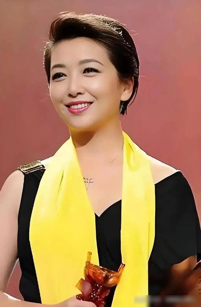 58岁江珊满头白发，身材走样，评论区直接炸了。
有人翻出她当年《过把瘾》的剧照，说接受不了，女神怎么敢老成这样。
可你再看看她近半年的状态：刚带着话剧《德龄与慈禧》去新加坡演完，台上照样拿奖。回国就进组拍戏，演一个坚韧的母亲。没戏的时候，人在美国陪女儿，头发不染，妆不化，怎么舒服怎么来。
别人