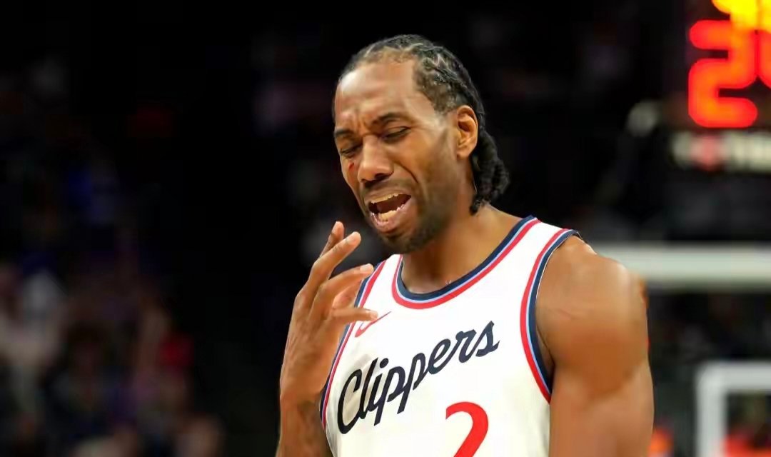 #NBA[超话]# 伦纳德与快船阴阳合同调查持续发酵，多条场外隐秘输送资金渠道浮出水面，涉嫌规避工资帽规则。对比当年森林狼重磅处罚案例，如今联盟却进退两难。
 
根源在于快船老板鲍尔默坐拥千亿身家，联盟现有罚款上限对他而言微不足道，很难形成有效震慑。鲍尔默还准备动用法律手段应对处罚，让肖华 ​