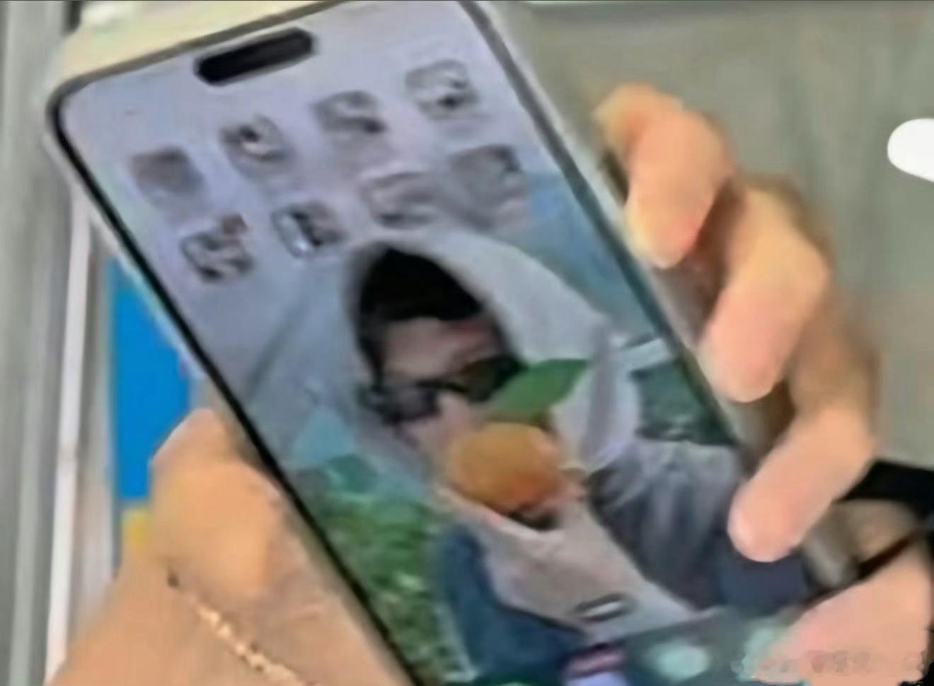 刘雯手机壁纸是井柏然表面低调不官宣，锁屏直接把对象安排上😂属于是明面上不秀，手机里藏满偏爱，低调情侣的暗糖被意外扒出来了。 ​​​