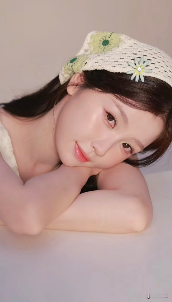 虞书欣森系头巾刷屏：几十块的小配饰，凭什么撑起整套氛围感？