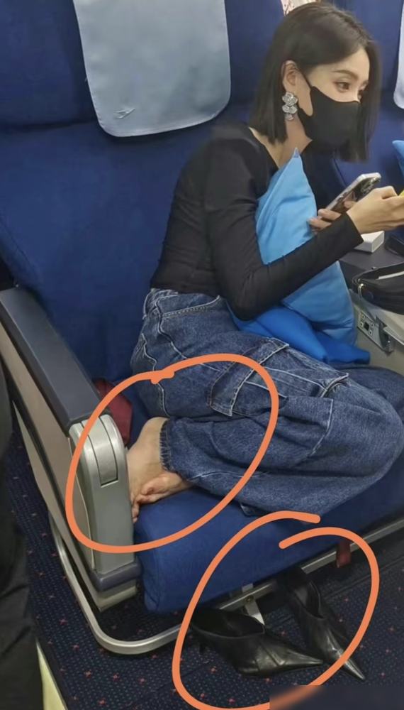 李一桐在商务舱脱鞋光脚，被一张偷拍照骂上热搜。
照片里她蜷在座椅上，脚踩椅面，长途飞行累到顾不上体面。商务舱本来就发一次性拖鞋，脱鞋休息算默认服务。
可到了女明星身上，就成了公众人物不该这样。批评的说飞机是公共空间，光脚不卫生；共情的反问，头等舱拖鞋白给的？
换成男明星，可能根本没这热搜。