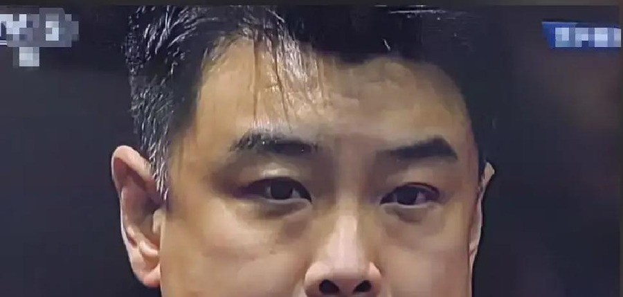 王皓带出过奥运冠军，2026年10月6日在北京首钢园被上百人堵在停车区骂，他掏出手机拍了照，转身找民警报了案。
这件事得从12天前说起。
2026年9月24日，名古屋亚运会乒乓球男团决赛，中国队2比3输给日本队，日本队时隔60年拿到男团冠军。王皓安排林诗栋打三单，王楚钦打一单。丢金后，王皓回应说现在
