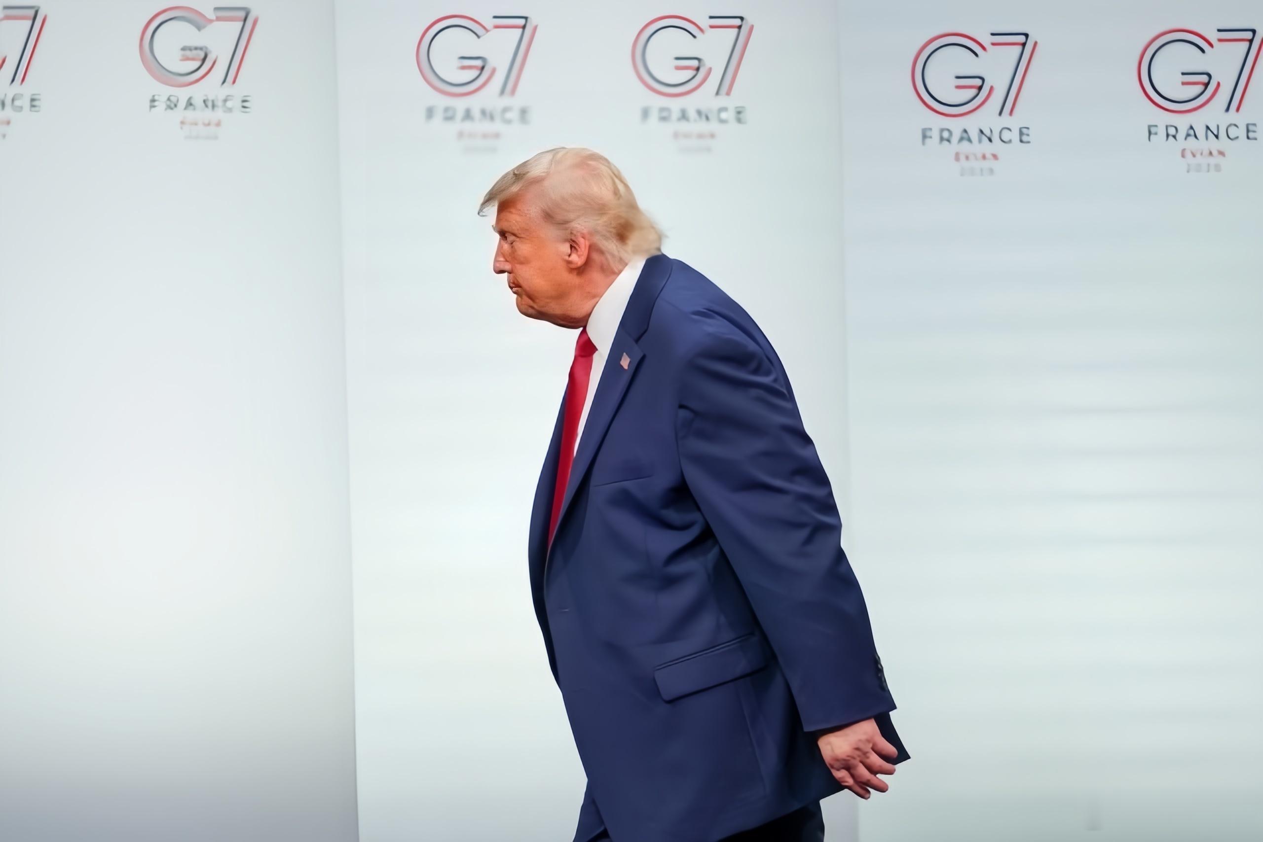 特朗普将 AI 改名为 “超级智能 SI”、AI 安全登上联合国安理会
财井社 作者 | 雷鸣     记者 | 邱健
9月24日  财井社今日新闻综合报道
一、特朗普提议将 AI 改名为 “超级智能 SI”
在联合国大会演讲上，特朗普对外提议，美国政府内部文件将 “人工智能（AI）” 改称为 “超级智能（Super Intelligenc ​