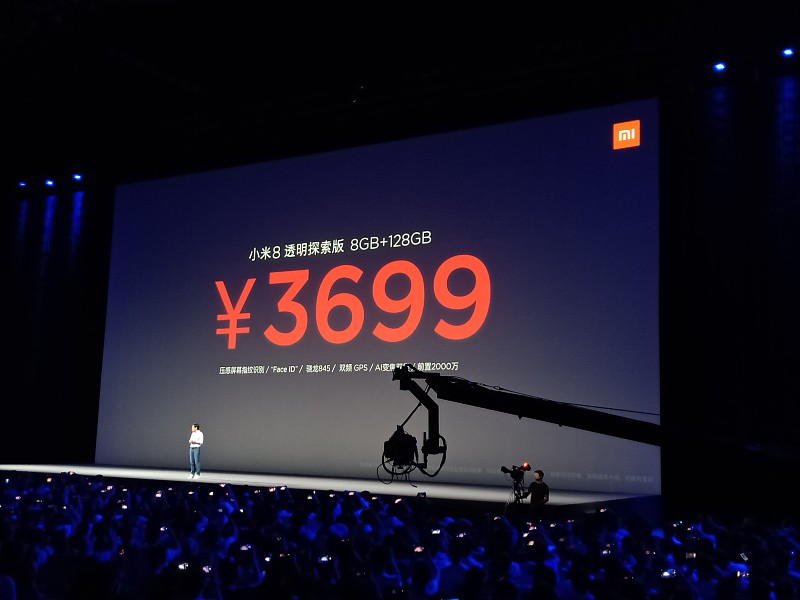 小米18 Pro系列正式发布，起售价5999元，透明版本定价9999元，开售之后很快就出现售罄的情况。卢伟冰在发布会上说，这是小米数字系列升级幅度最大的一代，也是用AI全面改造智能手机的开端。
 
不少网友看到定价，第一感觉就是价格超出自己心里的预期。和上一代机型对比，相同配置直接涨了一千元，很多老